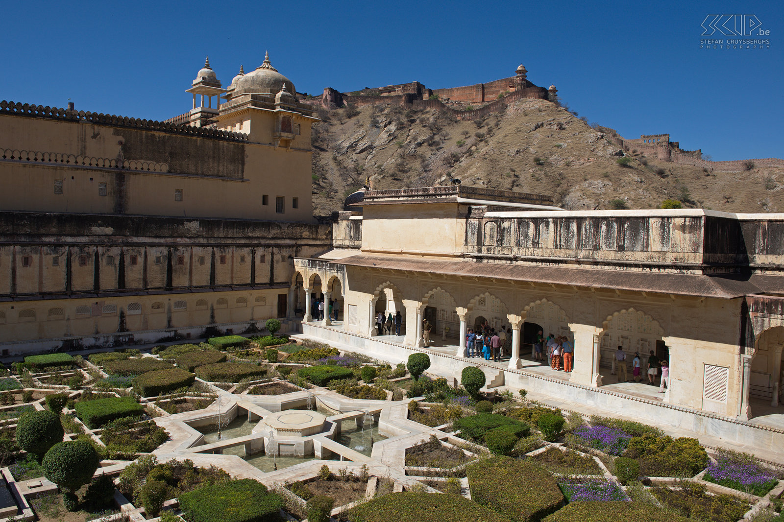 Jaipur - Amber fort & Jaigarh fort De tuinen van het Amber fort met op de achtergrond het nog hoger gelegen het Jaigarh fort. Stefan Cruysberghs